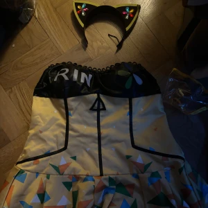 Rin Hoshizora cyber cosplay - SKICKAR INTE FÖRRÄN EFTER 28E JULI! Säljer min cyber rin !! Den är använd av mig 4 gånger men jag är inte heller första ägaren. Allt i bilderna medföljer!! Tror det är storlek L men snörning i ryggen, så XL & M skulle funka ^^  Frågor? Dma mig isf!!