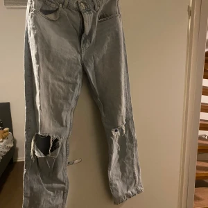 Raka jeans men håll på knäna  - Blå fina jeans från Gina tricot men håll på knäna. Använder inte dessa så mycket då de är för stora för mig. Köpt för 500kr och säljer för 250kr ( pris kan diskuteras)