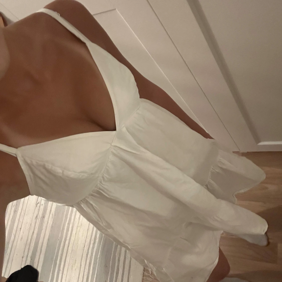 Vit klänning med volangdetaljer - 4