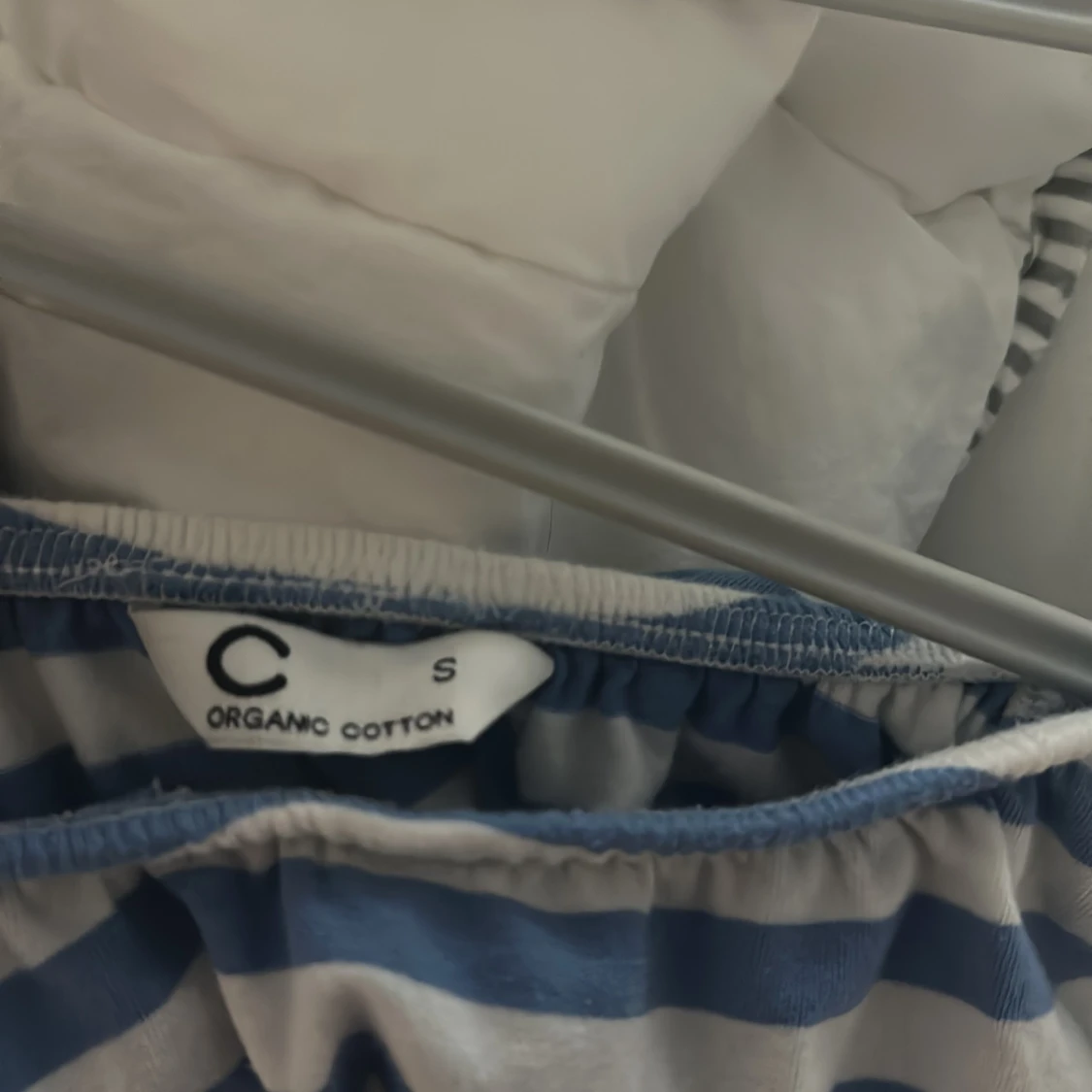 En blå vit tröja - 90