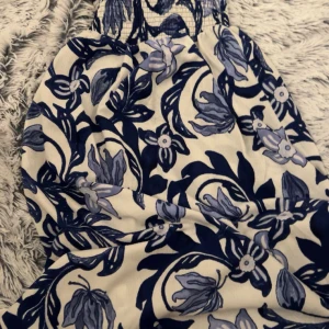 Klänning  - Jätte fin blommig klänning den är lång men inte för lång passar perfekt för sommaren! 