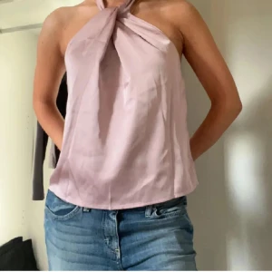 Beige topp - Säljer denna toppen fast i beige o e inte säker på storleken men sitter som s skulle ja säga❤️skriv för egna bilder