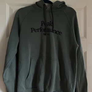 Peak performance huvtröja - (Säljer åt min brorsa) Finns flera små hål och fläckar som inte gör bort på plagget, därav priset! 