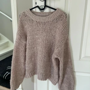 Stickad tröja  - Fint skick