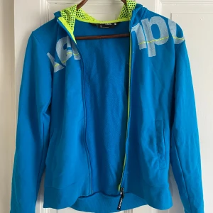 Hoodies!  - Kempa zip hoodie Storlek: Woman XS Toppskick  Pris: 120 kr  Champion hoodie Storlek: 164 cm/15 år Skick: Ok, lite sliten i ändarna av ärmarna Pris: 30 kr  Paketpris: 130 kr