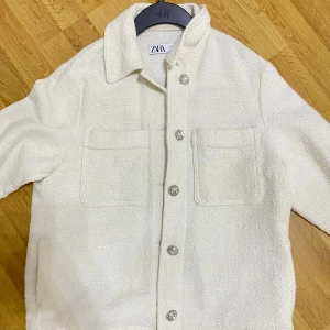 Jacka från zara - Fin jacka från zara. I bra skick. Saknar en knapp vis armen därav priset