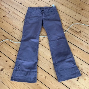 BRUNA JEANS - BRUNA BOOTCUT JEANS ⚪️ Storlek W29 ⚪️ 84 cm runt midjan ⚪️ Innerbenslängd 78 cm (dom har lagts upp så går att göra 10 cm längre) ⚪️ Jag är 177 och har storlek 29 ⚪️ Liite slitna längst ner men annars bra skick ⚪️ Använd gärna köp nu 🫶