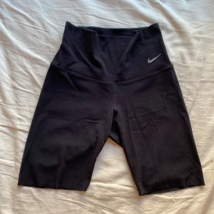 Nike shorts - Svarta Nike shorts som ger fin form! Lite noppriga som syns på bild två men inget man tänker på😊