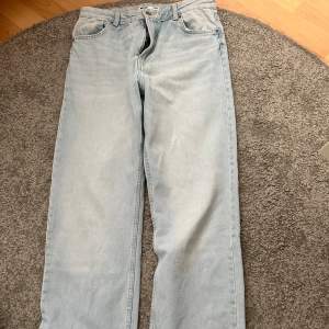 Straight Jeans i ljus tvätt från Bershka  Knappt använda 