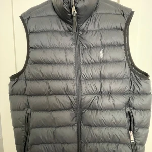 Ralph Lauren väst - Säljer min Ralph lauren väst som knappt är använd