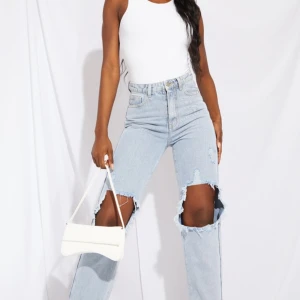 Slitna jeans  - Aldrig använda, i helt nytt skick prislappen finns fortfarande på. Desvärre passade dessa fina jeans inte mig så jag säljer vidare dom till en annan lycklig själ🤍