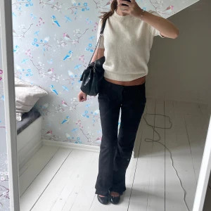 Stickad T-shirt  - Jätte fin stickad T-shirt ifrån hm. Tyvärr ett litet hål på ena sidan (bild 3) men inget man tänker på när man bär den🥰