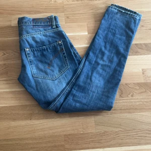 Dondup George jeans Size 29 - Ett par riktigt feta dondup George jeans i storlek 29 jeansen passar dig som där runt 170!🥂vårt pris-899kr, bara att kontakta oss vid funderingar! Mvh v&l closet