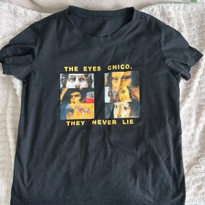 T-shirt - Så skön t-shirt med jätte coolt tryck! Säljer då den inte kommer till användning. Inga defekter, lite dammig på bilden men självklart kommer den att tvättas innan jag skickar den🌟 vid frågor kontakta mig privat
