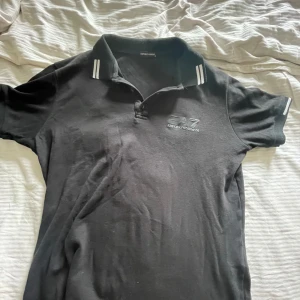 EA7 - Detta är en EA7 Armani polo som har ett skönt material som gör så att den sitter perfekt och väldigt skönt, säljer den eftersom jag inte använder den längre den är ej sönder eller sliten någonstans  Snabba affärer kan sänka priset!!