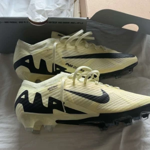 Nike Mercurial - Säljer dessa Nike Air zoom mercurial fotbollsskor i nyskick! Skorna är helt oanvända och kommer med box och väska. Ny pris 2.459:- men säljer för 1.999:-  För fler frågor kontakta mig 🩷