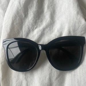 Solglasögon - Säljer ett par svarta solglasögon från Gina tricot! ❤️‍🔥pris: 75 kr
