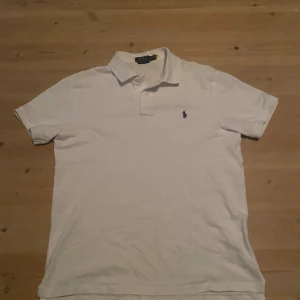 Ralph lauren pike - Vit Ralph lauren pike med mörkblå logo. Storlek large hör av dig vid frågor eller bud 