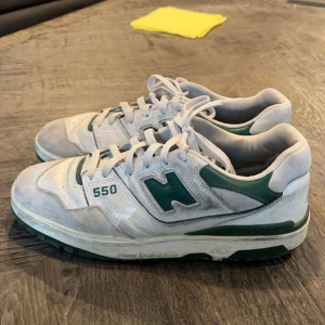 Newbalance 550 - Säljer mina new Balance 550s då dom inte passar längre! Skorna har inga defekter bara lite smutsiga som går snabbt att putsa upp. Köpt nya för 2500kr🤩Vid köp får du välja ett valfritt plagg som följer med gratis! ( Inga skor )