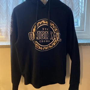 Hoodie  - En fin hoodie med ett tryck på pris kan diskuteras 