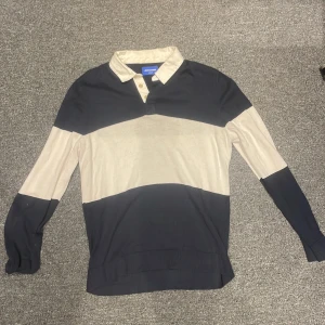 Piké  - Storlek L  Färg svart blå Märke jack and jones Skick 9/10 Vid snabb affär billigare pris 