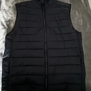 Väst från Zara - Marinblå väst i storlek S Knappt använd