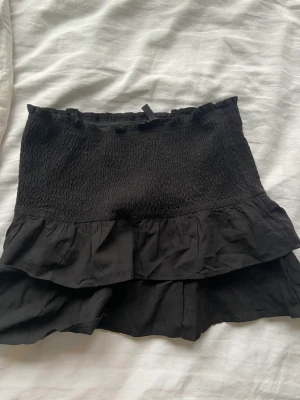 Volang kjol  - Säljer denna fina volang kjol i storlek S❤️