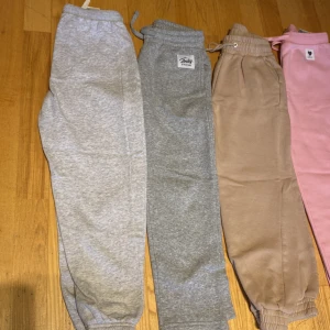 Byxor för barn - 5 asgulliga byxor för 7-8 åringar all är i nyskick och aldrig använda med inga skador och märke som du ser på bilderna allt säljs för 120kr eller 50kr/st 