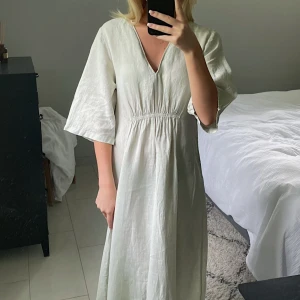 LINNEKLÄNNING - Lång linneklänning från Zara i storlek S. Använd några gånger men inga deffekter. Går lite över anklarna på mig som är 169cm lång🤍