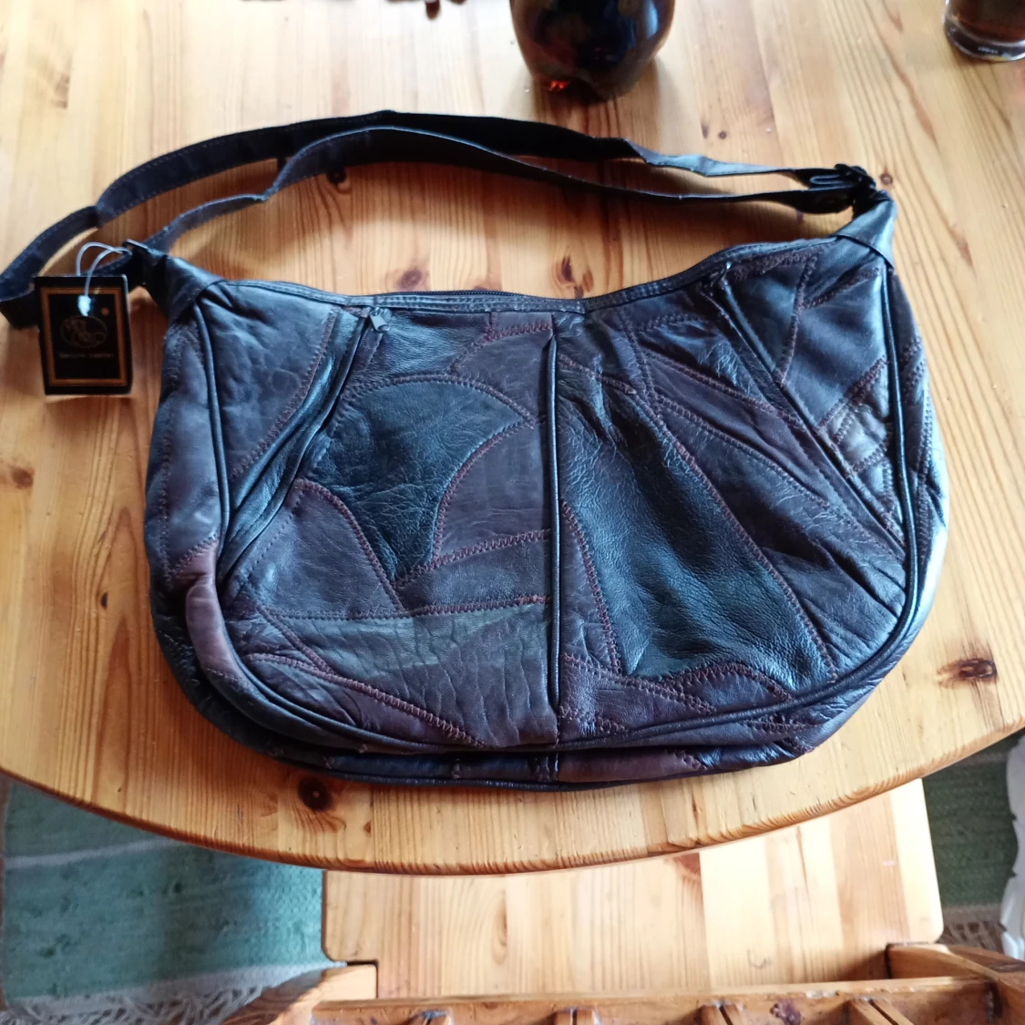 Handväska skinn brun med axelrem dragkedja. - 90