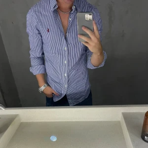 Ralp Lauren skjorta - Hej, säljer nu min fina Ralph Lauren skjorta storlek M slimfit. Den är i nyskick och kommer vara otroligt snygg i sommar. Nypris 1500kr! Vi kommer att sälja liknande produkter nu i sommar så glöm inte följa profilen!🌊🍾