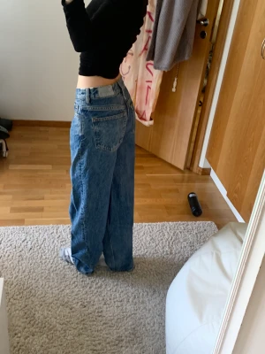 Jeans   - KARVE baggy jenas från Carlings! Storlek XS (Jag är 164 som referens. Byxorna är lite långa för mig)  färg mörkblå, lite slitna längst ner på byxbenen. 💕 skriv om du har fler frågor!  Längd 100 cm Skrev 30 cm Midja 34 cm Lår bredd 25 cm Storlek xs 
