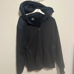 Colmar cardigan - Colmar cardigan i navy Den är i storlek M o sitter true to size  Priset är 450kr Hör av er vid funderingar 