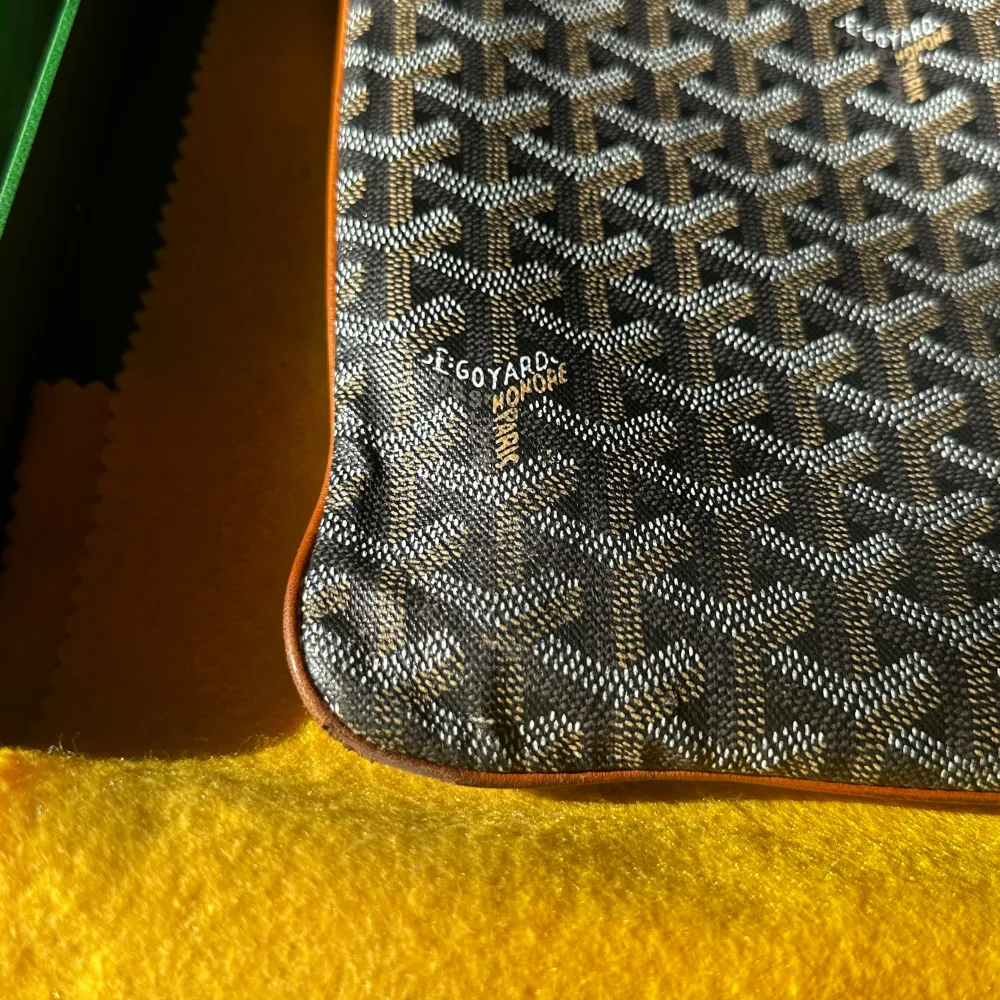 Goyard Senat GM pouch 40.5 x 29 cm  Använd en del men ändå bra skick. Lite färg som försvunnit i mitten längst ned + ett litet hål på ena hörnet och slitage på kanterna.  Färg är black och tan. Original låda finns kvar!. Väskor.