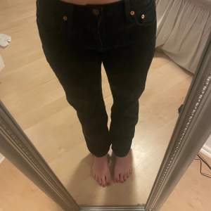 Svarta raka jeans från Levis modell 505 W:31 L:34 passar perfekt på mig i midja och längd som vanligtvis har 36 på jeans och är 167cm