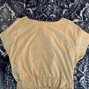 Beige t-shirt - Söt beige t-shirt,söt till ett par låg midjae jeans. 