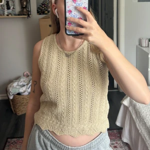 Väst - Köpt secondhand, mycket fint skick! Köparen betalar för frakten och katt finns i hem 🏡 