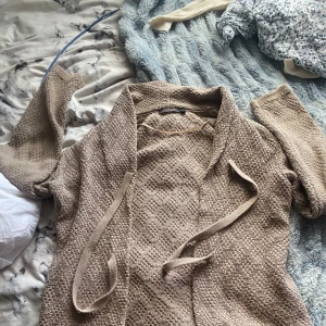 Kofta - En söt beige stickad/virkad kofta med skönt material 💕 Har två snören som man kan knyta hur man vill🤍 