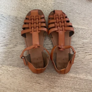 Sandaler  - Jag säljer ett par rödbruna sandaler från zara dom är i storlek 35.