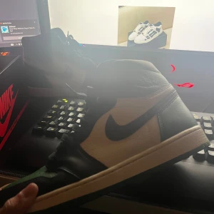 Jordan 1 Pine Green - Jordan 1 Pine Green har använt dom 2 gånger och dom är helt rena. Det är bara att skriva om ni undrar något mer.