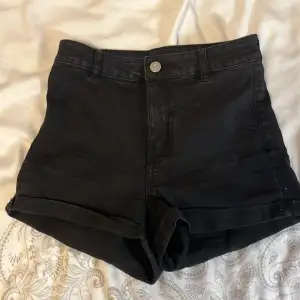 Ett par supersnygga svarta high waisted shorts från HM divided 🖤