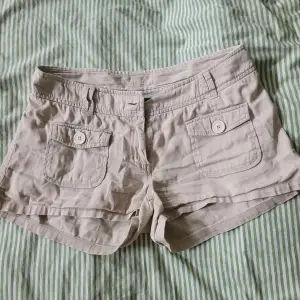 Korta shorts. Väl använda. Mjuka och sköna. Liten kort slits i sidorna. 