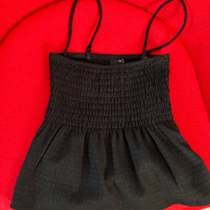 Topp från gina - Denna jätte coola toppen köpte jag k 2022 men har inte används, den matchar till allt och är basis men andå lite finare om man vill vara lite mer fancy.