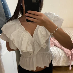 vit blus - Säljer denna fina sommarblus då den är lite stor för mig, den är i väldigt bra skick💗
