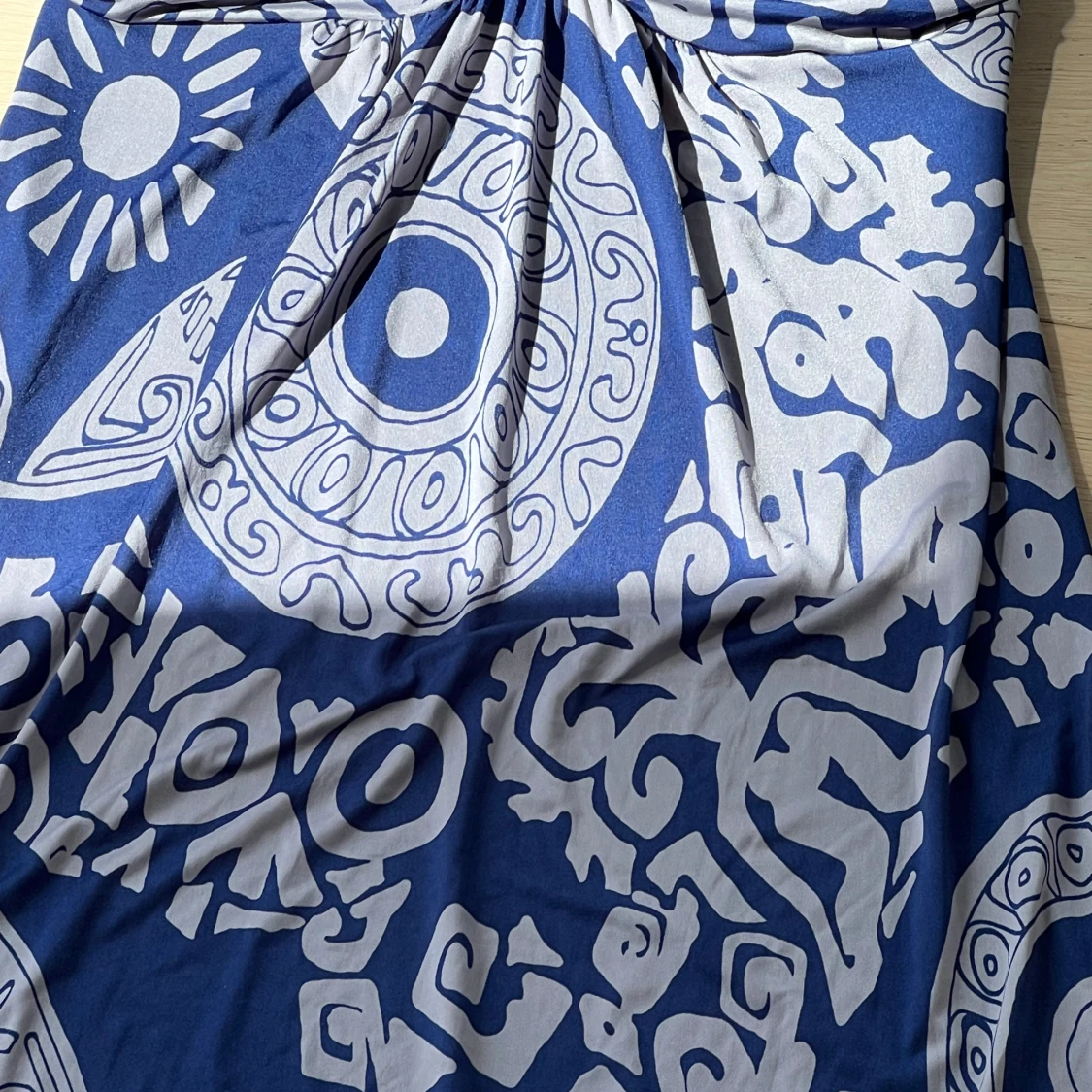 Blå mönstrad långklänning med halterneck - 2