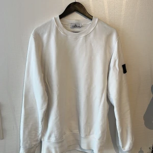 Vit sweatshirt från Stone Island - Säljer en fräsch vit sweatshirt från Stone Island i storlek Large
