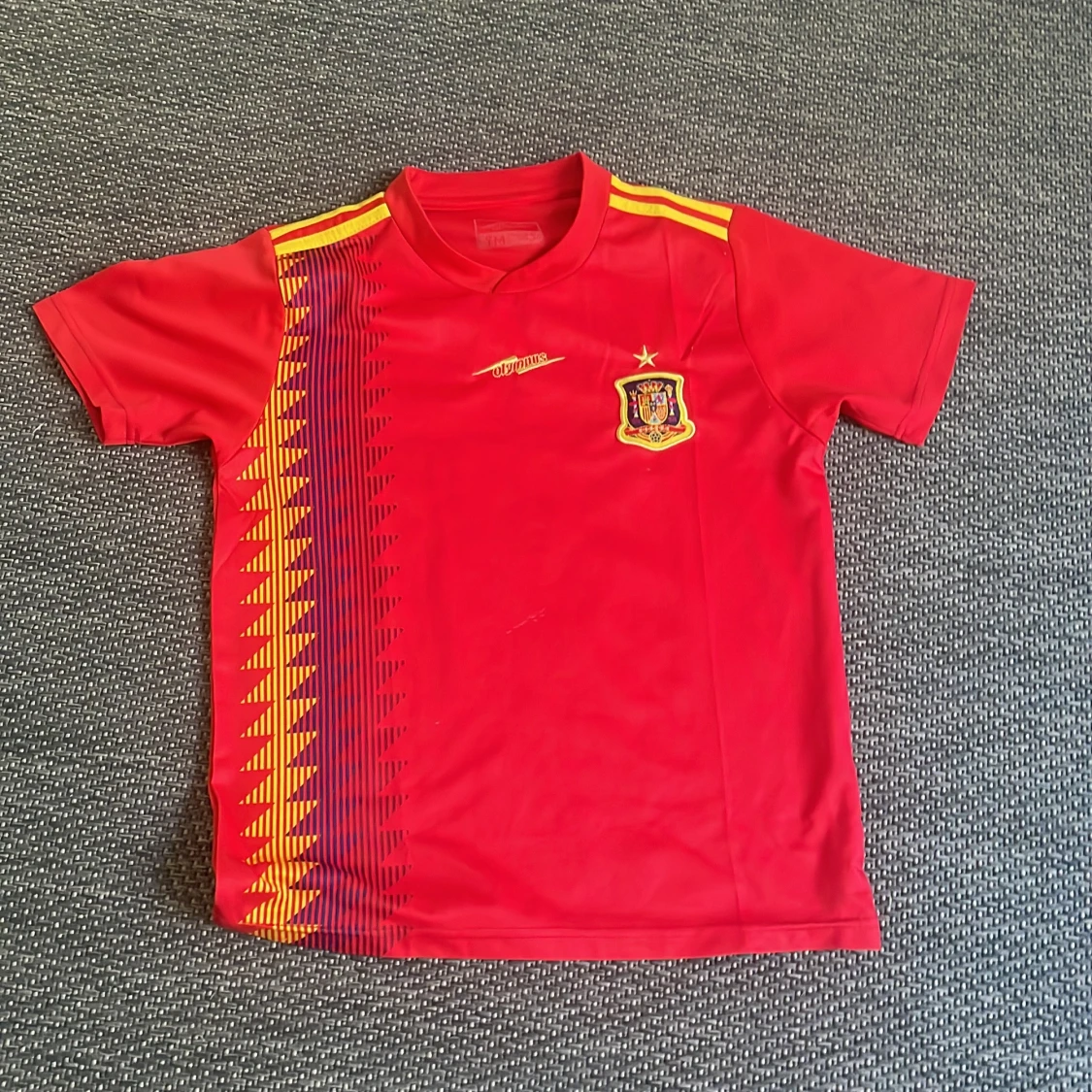 Spansk fotbollströja med gult mönster