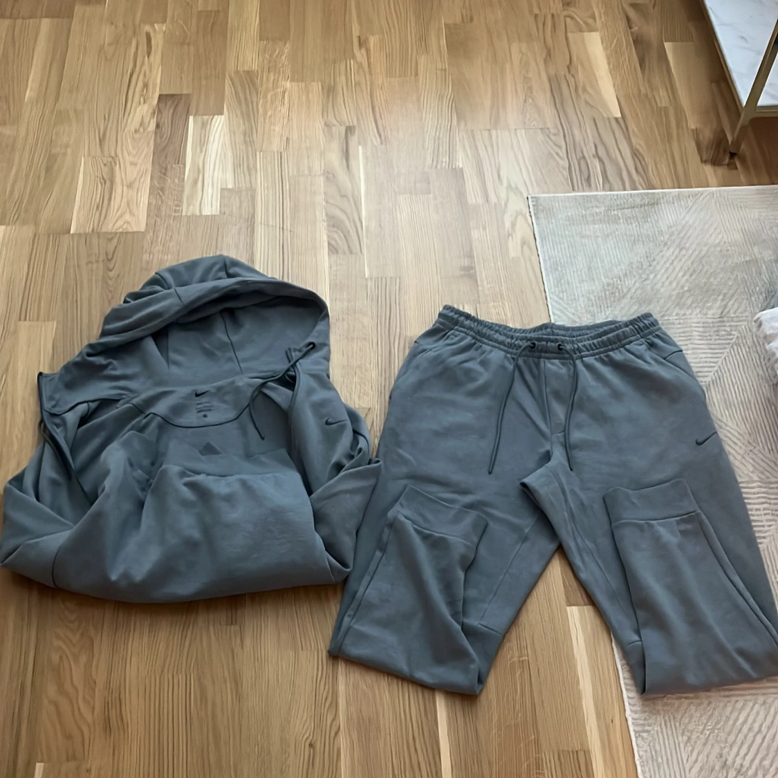 Grå mjukisbyxor från Nike och tröja