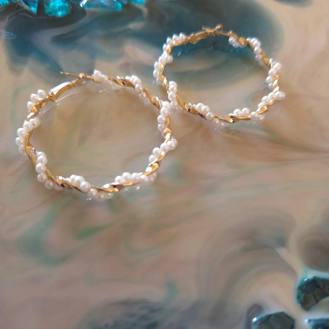 Guldiga hoops med pärlor - 2