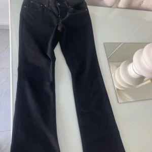 Svarta bootcut jeans från Zara - Säljer ett par svarta bootcut jeans från Zara.  Low waist och helt nya med prislapp, fick hem dem idag men gillade ej passformen på mig 